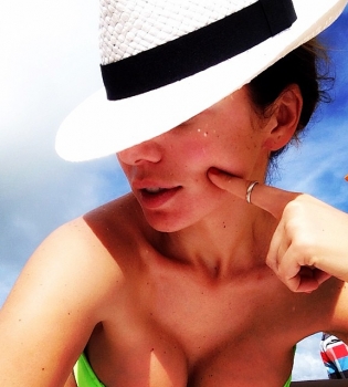 Анна Седокова снялась в бикини на пляже