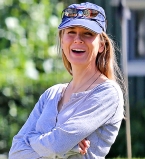 Рене Зеллвегер отдыхает на Гавайях в компании бройфренда и его мамы