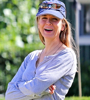 Рене Зеллвегер отдыхает на Гавайях в компании бройфренда и его мамы