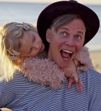 Лидер "Мумий Тролль" снял видео со своими маленькими дочками