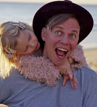 Лидер &quot;Мумий Тролль&quot; снял видео со своими маленькими дочками