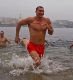 Владимир и Виталий Кличко окунулись в ледяную воду