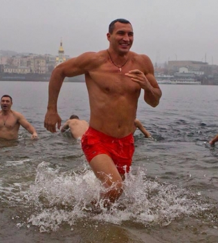 Владимир и Виталий Кличко окунулись в ледяную воду