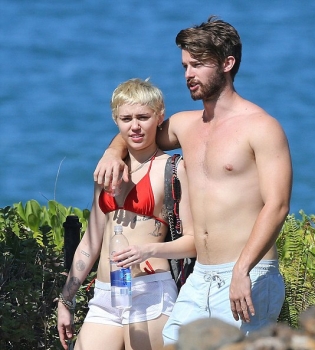 Счастливые и беззаботные: Майли Сайрус и Патрик Шварценеггер вместе на отдыхе