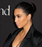 Ким Кардашьян представила обложку своей книги &quot;Селфи&quot;