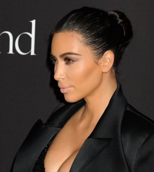 Ким Кардашьян представила обложку своей книги &quot;Селфи&quot;