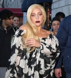 Леди Гага выложила постельное фото без макияжа