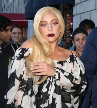 Леди Гага выложила постельное фото без макияжа