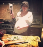 Беременная Милла Йовович показал животик