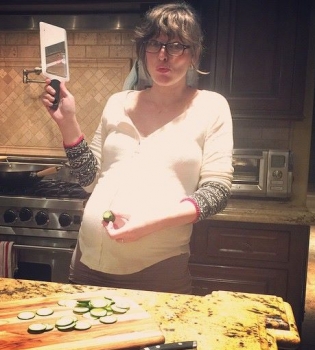 Беременная Милла Йовович показал животик