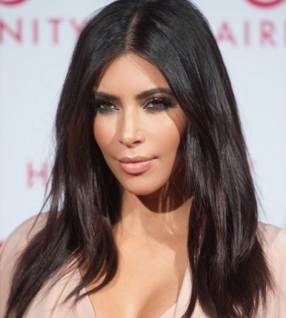 Скандальное бикини из меха: у Ким Кардашьян проблемы с защитниками животных