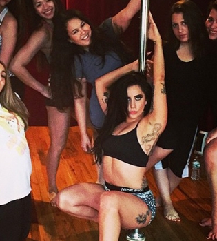 Стрип-пластика от Леди Гаги: певица показала пикантное видео