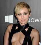 Голая и беззаботная: Майли Сайрус искупалась в океане топлесс