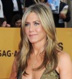 Дженнифер Энистон шокировала публику откровенным декольте