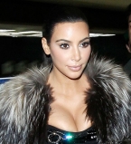 Ким Кардашьян призвала людей делать селфи