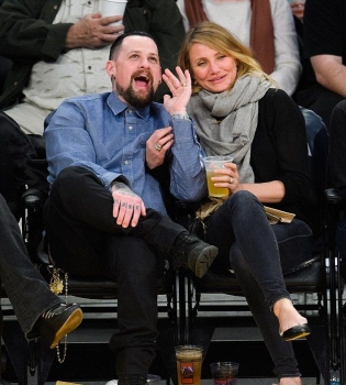 Публичный поцелуй Камерон Диаз