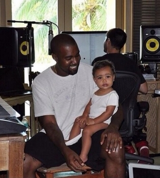 Дочь Канье Уэста и Ким Кардашьян впервые появилась в клипе