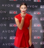 Женщина в красном: сексуальная Ирина Шейк похвасталась стройными ножками