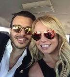 Бритни Спирс впервые вышла в свет с новым парнем