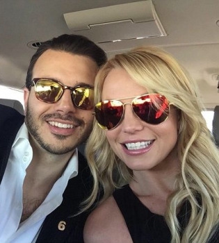 Бритни Спирс впервые вышла в свет с новым парнем