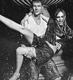 Кара Делевинь искупалась в фонтане в компании двоих мужчин