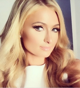 Пэрис Хилтон показала обнаженную грудь