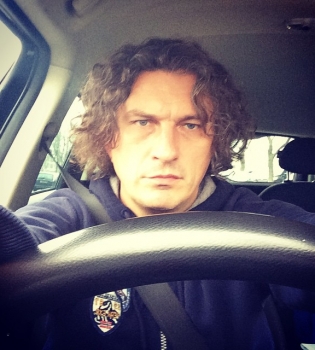 Кузьма Скрябин за рулем своего автомобиля