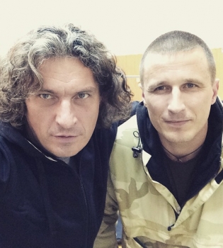 Кузьма Скрябин с военными из зоны АТО