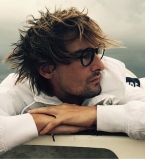 Алан Бадоев слушает Кузьму Скрябина в память о погибшем певце