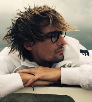 Алан Бадоев слушает Кузьму Скрябина в память о погибшем певце