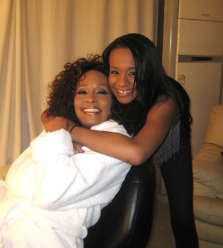 На грани жизни и смерти: дочь Уитни Хьюстон могут отключить от аппарата искусственного дыхания