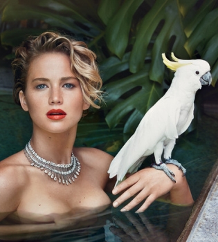 Дженнифер Лоуренс полностью обнажилась для фотосессии со змеей