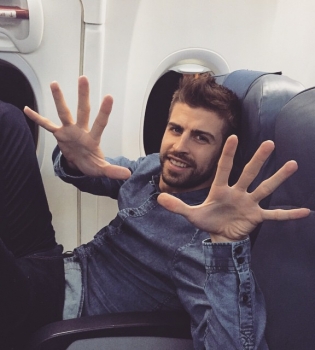 Саша с папой: Жерар Пике загрузил совместное фото с новорожденным сыном