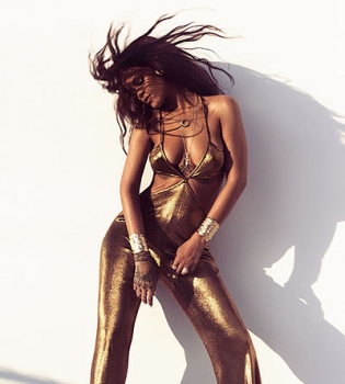 Опасная красота: Рианна снялась в фотосессии с акулами