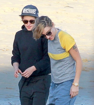 СМИ: Кристен Стюарт начала жить со своей ассистенткой