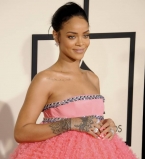 Розовая мечта: Рианна удивила публику роскошным нежным образом