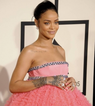 Розовая мечта: Рианна удивила публику роскошным нежным образом