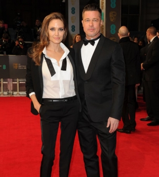 СМИ: Анджелина Джоли и Бред Питт усыновили седьмого ребенка