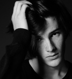 Весь в отца: сын Пирса Броснана настоящий красавчик