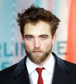 Звездный отшельник Роберт Паттинсон удивил густой бородой и сдержанным образом