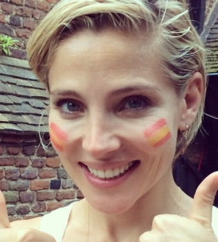 На зависть Эдриану Броуди: счастливая и сексуальная Эльза Патаки наслаждается жизнью