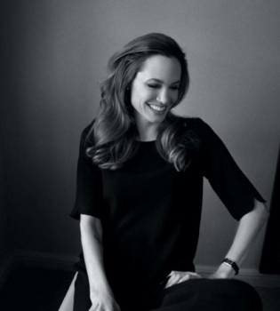 Анджелина Джоли блистает на обложке модного глянца