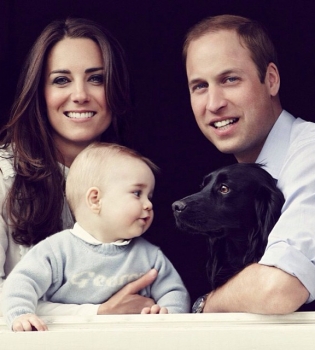 Принц Уильям, Кейт Миддлтон и Джордж: уникальные фото с путешествия королевской семьи