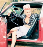 Обнаженная певица Пинк протестует против меха