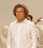 Кузьма Скрябин в клипе Дельфины