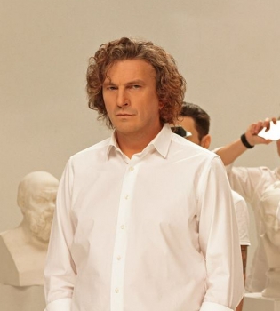 Кузьма Скрябин в клипе Дельфины