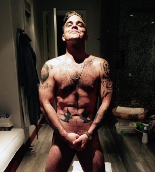 Голый Робби Уильямс