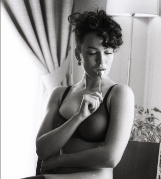 Даша Астафьева показала оголенное селфи в ванной