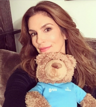 Как выглядит 48-летняя Синди Кроуфорд без фотошопа?