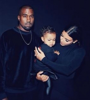 Маленькая модница: дочь Канье Уэста и Ким Кардашьян появилась в эксклюзивном наряде от Alexander Wang